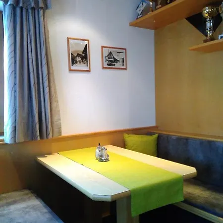 Haus Edelweiss Alojamento de Acomodação e Pequeno-almoço 3*