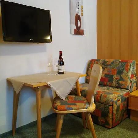 Haus Edelweiss Alojamento de Acomodação e Pequeno-almoço 3*